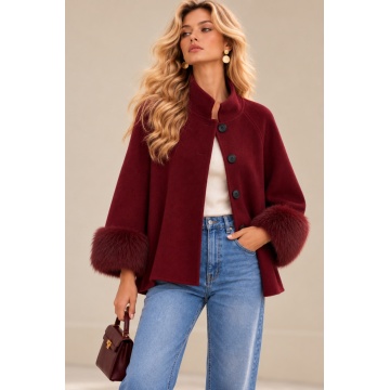 RG5320–Jachetă-Pelerină Tricotată Bordo cu Manșete din Blăniță – Winter Elegance