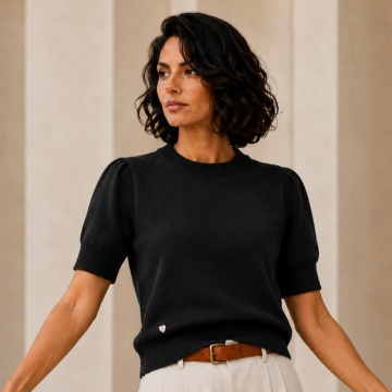 RG7120N Bluza neagra tricotată fin cu umeri structurați – Eleganță modernă