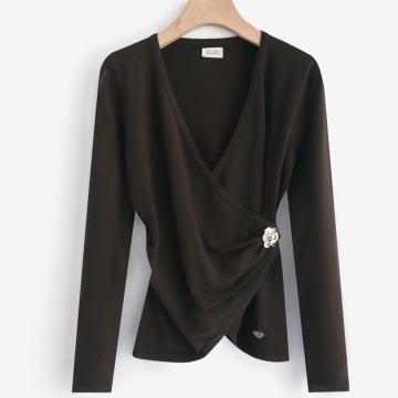 RG7140M–Top petrecut cafeniu, din tricot fin cu drapaj și nasture bijuterie floral (M–L ) - Img 2