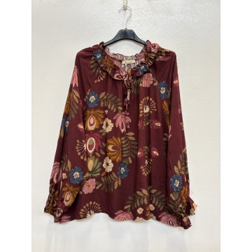 RG26137–Bluză Boho Bloom Burgundy – imprimeu floral, volane și mâneci ample, 100% vâscoză - Img 2