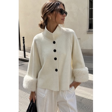 RG5320–Jachetă-Pelerină Tricotată Ivory cu Manșete din Blăniță – Winter Elegance - Img 4