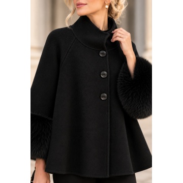 RG5320–Jachetă-Pelerină Tricotată Neagra cu Manșete din Blăniță – Winter Elegance - Img 3