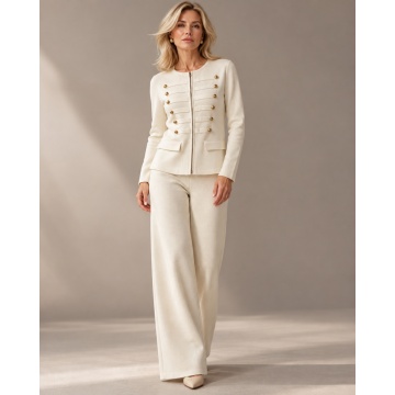 RG93021I Compleu Elegant Ivory Milano – Jachetă cu Nasturi Aurii și Pantaloni Palazzo din Tricot Elastic