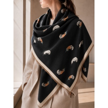 RGEC085001B -Eșarfă Amplă Reversibilă cu Două Fețe Feather Elegance – 69 × 190 cm