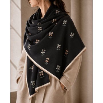 RGEC3610005-N Eșarfă neagră cu flori delicate și bordură crem