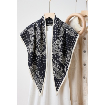 Eșarfă Triunghiulară Satin Feel – Black Paisley RGFL-2884N