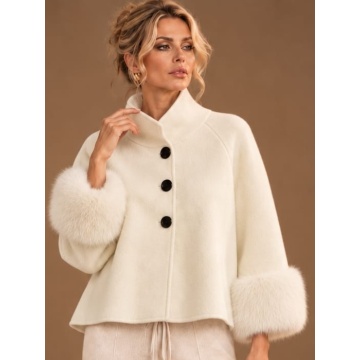 RG5320–Jachetă-Pelerină Tricotată Ivory cu Manșete din Blăniță – Winter Elegance