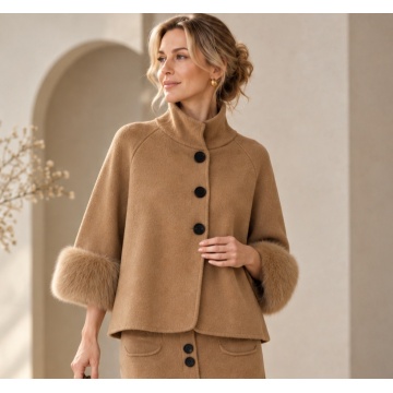 RG5320C–Jachetă-Pelerină Tricotată Camel cu Manșete din Blăniță – Winter Elegance
