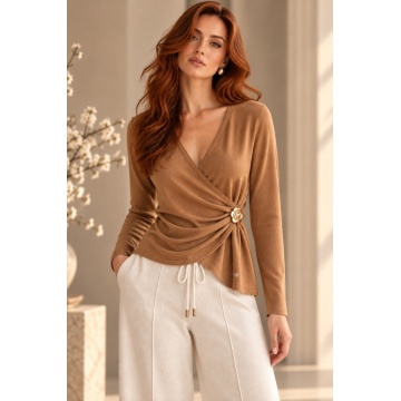 RG7140C–Top petrecut Camel, din tricot fin cu drapaj și nasture bijuterie floral (M–L ) - Img 5