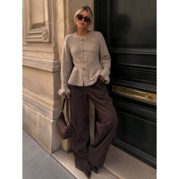 RGRY-623T Bluză Tricotată Taupe cu Peplum și Închideri Florale – Soft Romance 40–44 (M/L–XL) - Img 2