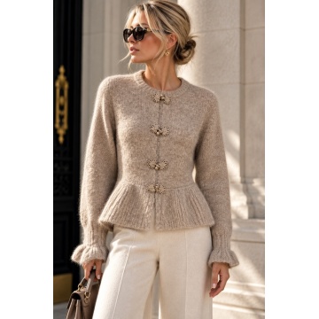 RGRY-623T Bluză Tricotată Taupe cu Peplum și Închideri Florale – Soft Romance 40–44 (M/L–XL)