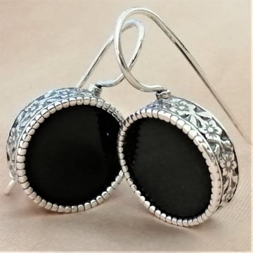 Cercei rotunzi din argint 925 cu onix negru și detalii florale gravate E281 - Img 1