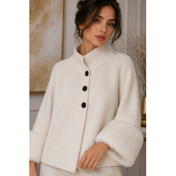 RG5320–Jachetă-Pelerină Tricotată Ivory cu Manșete din Blăniță – Winter Elegance