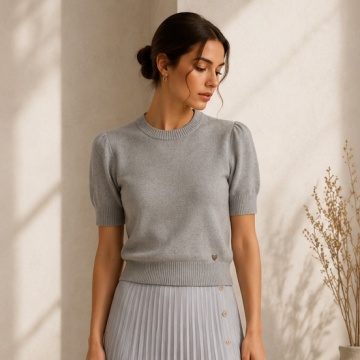 RG7120G Bluza GRI tricotată fin cu umeri structurați – Eleganță modernă