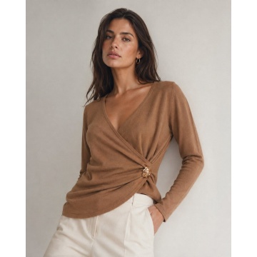 RG7140C–Top petrecut Camel, din tricot fin cu drapaj și nasture bijuterie floral (M–L ) - Img 2