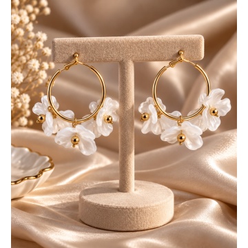 RGBOD583216-I Cercei rotunzi aurii cu flori din rășină ivoire – Floral Chic - Img 2