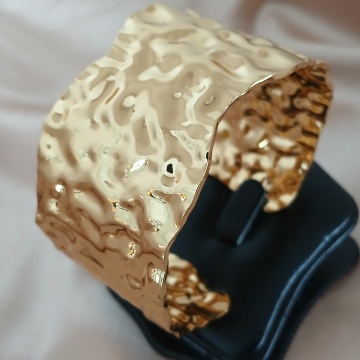 Brățară „Golden Crinkle” – Wide Statement Cuff RGBA52012-480