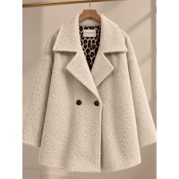 RG3319C Palton CREM Scurt Bouclé Elegance cu Rever Amplu și Căptușeală Leopard – Made in Italy-L–2XL - Img 3