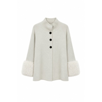 RG5320–Jachetă-Pelerină Tricotată Ivory cu Manșete din Blăniță – Winter Elegance - Img 5