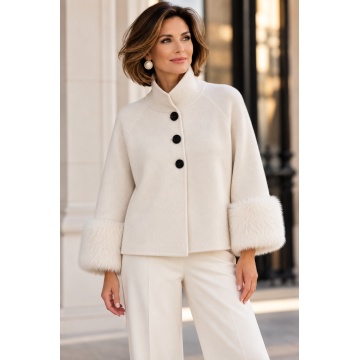 RG5320–Jachetă-Pelerină Tricotată Ivory cu Manșete din Blăniță – Winter Elegance