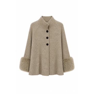 RG5320T–Jachetă-Pelerină Tricotată taupe cu Manșete din Blăniță – Winter Elegance - Img 2