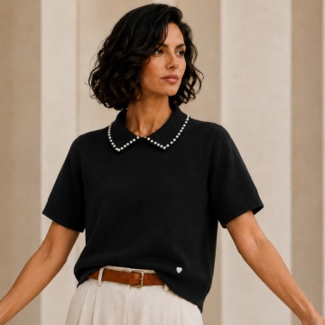 RG7122N Bluza neagra tricotată fin cu guler decorat cu microperle – Eleganță discretă