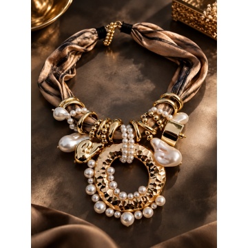 RGCL-0010199 Colier Statement Golden Pearl – Eșarfă Satinată, Perle și Pandantiv Circular Auriu - Img 2