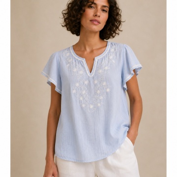 RGXF1190 Bluză Azura Bleu cu Broderie Florală – Eleganță de Vară