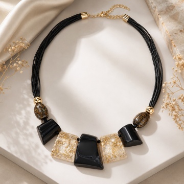 Colier Statement cu Forme Geometrice – Negru & Foiță Aurie RG2WY12