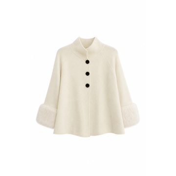RG5320–Jachetă-Pelerină Tricotată Ivory cu Manșete din Blăniță – Winter Elegance - Img 2