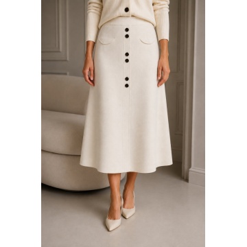 RG5390–Fustă Midi Tricotată Ivory cu Nasturi Contrastanți – Soft Elegance