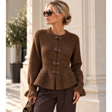 RGRY-623M Bluză Tricotată Maro cu Peplum și Închideri Florale – Soft Romance 40–44 (M/L–XL)