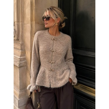 RGRY-623T Bluză Tricotată Taupe cu Peplum și Închideri Florale – Soft Romance 40–44 (M/L–XL)