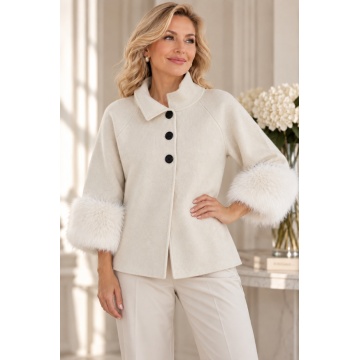 RG5320–Jachetă-Pelerină Tricotată Ivory cu Manșete din Blăniță – Winter Elegance