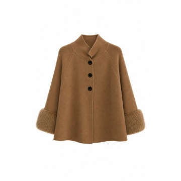 RG5320C–Jachetă-Pelerină Tricotată Camel cu Manșete din Blăniță – Winter Elegance - Img 2