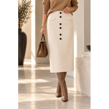 RG5390–Fustă Midi Tricotată Ivory cu Nasturi Contrastanți – Soft Elegance