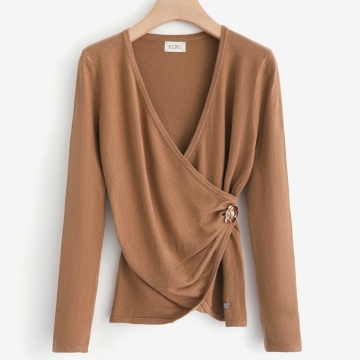 RG7140C–Top petrecut Camel, din tricot fin cu drapaj și nasture bijuterie floral (M–L ) - Img 3