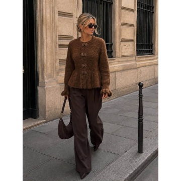 RGRY-623M Bluză Tricotată Maro cu Peplum și Închideri Florale – Soft Romance 40–44 (M/L–XL) - Img 4