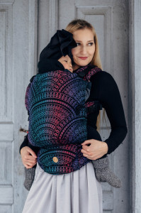 Lenny Upgrade, Peacock's Tail Black Opal - Marsupiu Ergonomic (60% bumbac, 28% lana merinos, 8% mătase, 4% casmir)