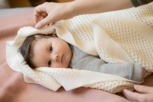 Pătură din lână merinos bebeluși Disana - Honeycomb Natural