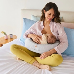 Perna de Alaptat Multifunctionala Ergobaby Natural Curve, Moonlight Grey - Img 2