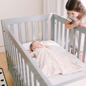 Sac de Dormit Ergobaby (0-6 Luni) - Daisies, 2,5 TOG