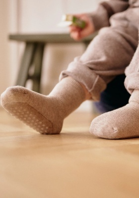 Șosete antiderapante plușate din lână merinos Go Baby Go - Light Brown Melange