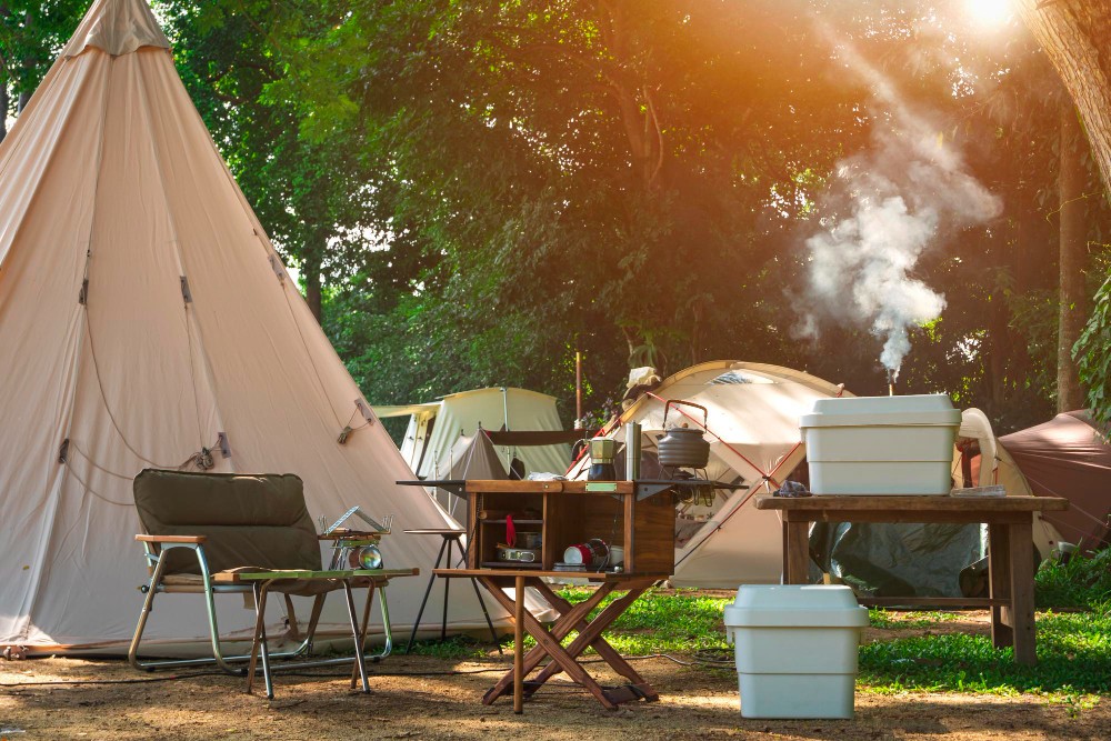 10 accesorii indispensabile pentru orice excursie de camping si pescuit