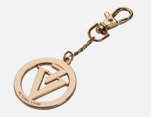 Breloc Victoria Vynn Logo Gold