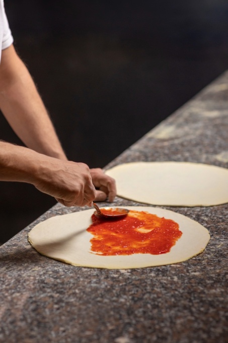 Masă frigorifică pentru pizza cu ușă, sertare și vitrină 7xGN1/4, Amitek - Img 5