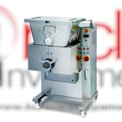 Mașină de tocat carne, frigorifică cu alimentare automată, 1200 kg/oră