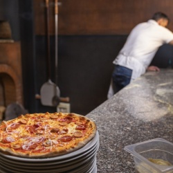 Masă frigorifică Pizza cu blat de granit ventilată 3x GN1/1, Amitek AK923PZV - Img 6