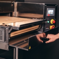 Cuptor pe gaz tip tunel cu bandă samotă, 1000 covrigi sau 120 pizza /oră, ItalForni Italia - Img 6