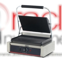 Toaster cu mecanism prin apăsare pe plăci striate